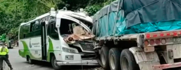 Al menos 6 muertos y 53 heridos deja choque entre autobús y camión de carga en occidente de México.