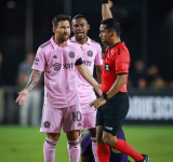 Salvadoreño Iván Barton amonesta a Lio Messi esta noche en la League Cup